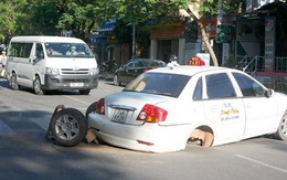 Xe taxi văng cả hai bánh