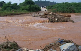 Kon Tum: Bốn xã ách tắc giao thông do trôi đường