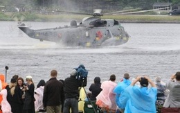 Hoàng tử William lái trực thăng đáp mặt nước
