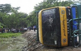 Bangladesh: xe lao xuống kênh, 44 trẻ tử vong