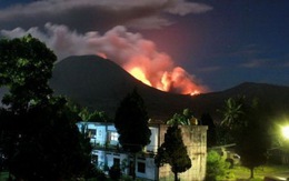 Núi lửa Lokon phun trào dữ dội
