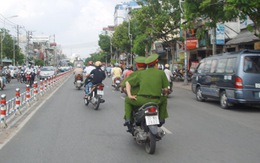 Hai công an vô tư vi phạm luật giao thông