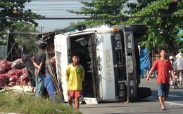 Xe tải lật nhào tại ngã tư cao tốc Trung Lương