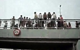 Video bạn đọc: Vui chơi nguy hiểm trên cầu Hoàng Hoa Thám