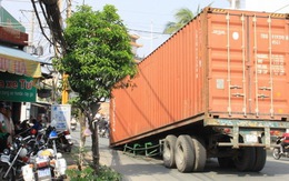 Container rơi dưới chân cầu Tân Thuận