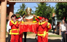 Tặng tượng chí sĩ Tăng Bạt Hổ cho Bình Định