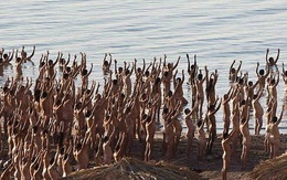 1.000 người khỏa thân bên biển Chết