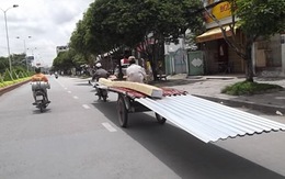 Video bạn đọc: Xe máy "cõng" tôn dài nghênh ngang trên đường