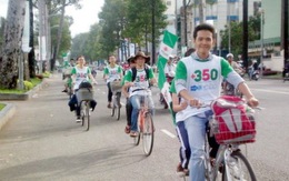 Bạn trẻ đạp xe hưởng ứng Ngày quốc tế không khói xe