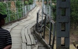 Nghệ An: Núi nứt đẩy cầu treo cong, đe dọa dân