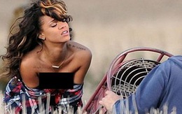 Rihanna bị xua đuổi vì bán khỏa thân trên đồng