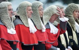 Tòa án Ireland bỏ đội tóc giả