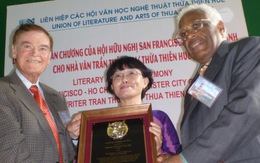Nhà văn Trần Thùy Mai nhận giải thưởng văn chương