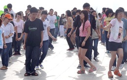 500 bạn trẻ nhảy flashmob trên cầu Ánh Sao