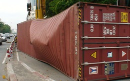 Thùng container văng giữa phố