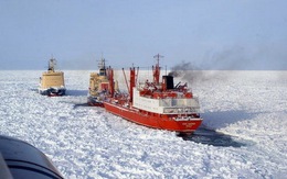 Nga: cháy tàu phá băng, 2 người thiệt mạng