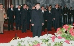 Đại tướng Kim Jong Un viếng linh cữu cha