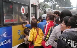 Hà Nội: xe buýt đi bờ hồ quá tải nghiêm trọng