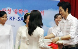 Song Seung Hun trao học bổng cho sinh viên