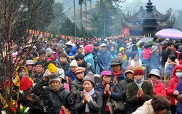 Hơn 50 nghìn người chen chúc trẩy hội chùa Hương