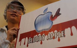Trái táo cắn dở đang thấm máu?
