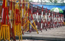 Hàng rào sắt quanh đền Trần trước giờ phát ấn