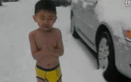 Trung Quốc: phẫn nộ cha bắt con chạy trần trong tuyết