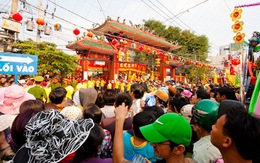 Hàng chục ngàn người chen lấn ở lễ hội chùa Bà