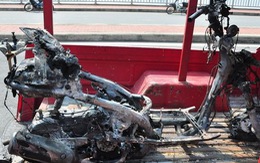 Xe máy cháy rụi trên cầu