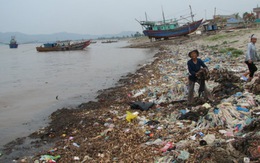 Một xã mỗi ngày xả xuống biển gần 5 tấn rác