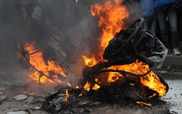 Hà Nội: xe máy bốc cháy ngùn ngụt