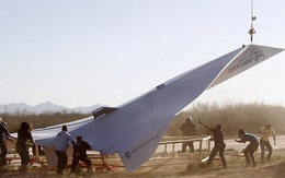 Máy bay giấy khổng lồ bay qua sa mạc