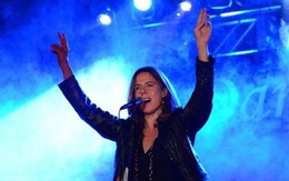 Nữ ca sĩ Mary McBride biểu diễn tại Việt Nam