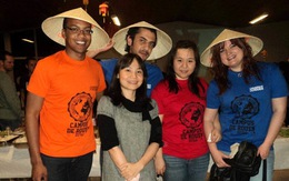 Tặng nón lá cho sinh viên quốc tế
