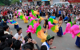 Lễ hội đường phố: Huế trầm mặc bỗng sôi động