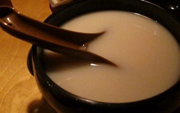 Thưởng thức rượu Makgeolli