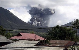 Indonesia: núi lửa Lokon phun trào