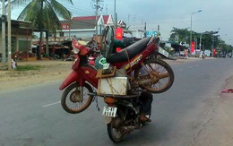 Xe máy chở xe máy