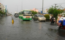 TP.HCM: mưa lớn, phố thành sông