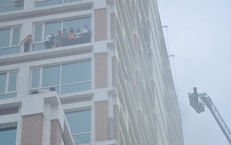Giải cứu người kẹt trên tòa nhà 18 tầng bị cháy