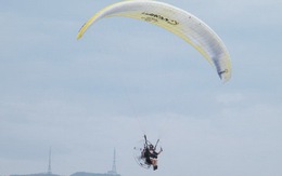 Trình diễn dù bay ở công viên Biển Đông