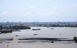 Bột màu đen nổi trên sông Sài Gòn