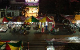 Chợ đêm bít đường vào nhà dân
