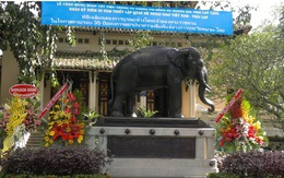 Trùng tu tượng voi hoàng gia của vua Thái