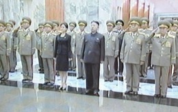 Người phụ nữ bí ẩn bên cạnh Kim Jong Un
