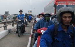 Chạy xe trên hành lang cầu Đồng Nai