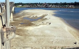 Cửa sông Bến Hải bị bồi lấp hơn một nửa