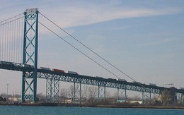 Bị đe dọa đánh bom, cầu nối Mỹ - Canada đóng cửa