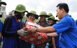 Thăm chiến sĩ Mùa hè xanh khơi thông kênh rạch