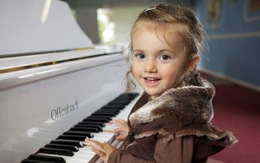 Cô bé 2 tuổi chơi đàn piano trước 200 thính giả